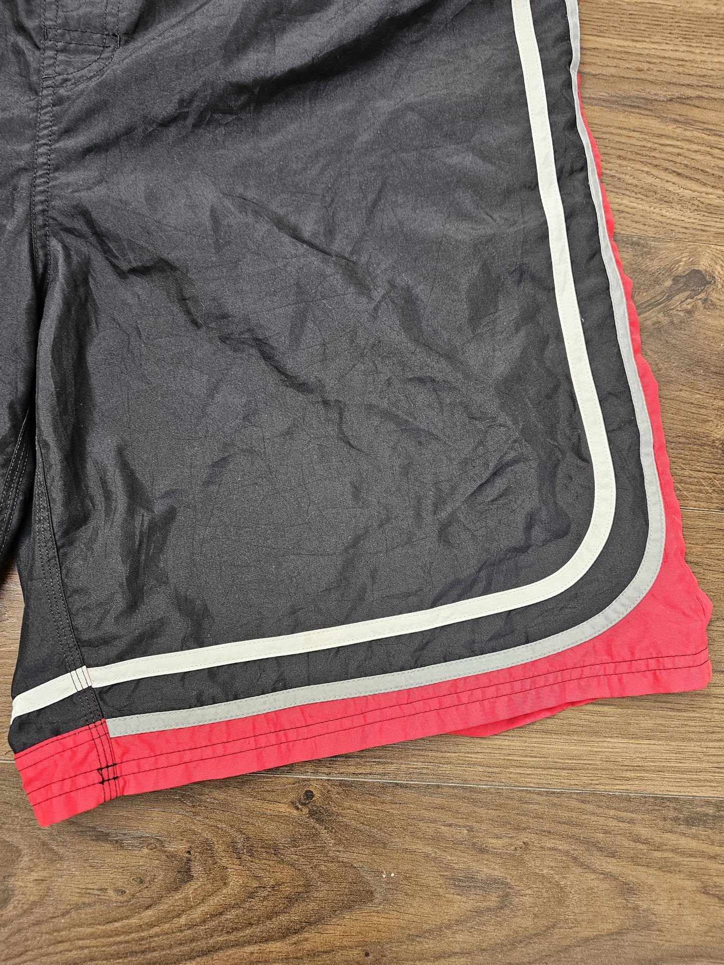 Vintage Y2K 2000's Nike Black/Red Lined Shorts - XXL/XXXL