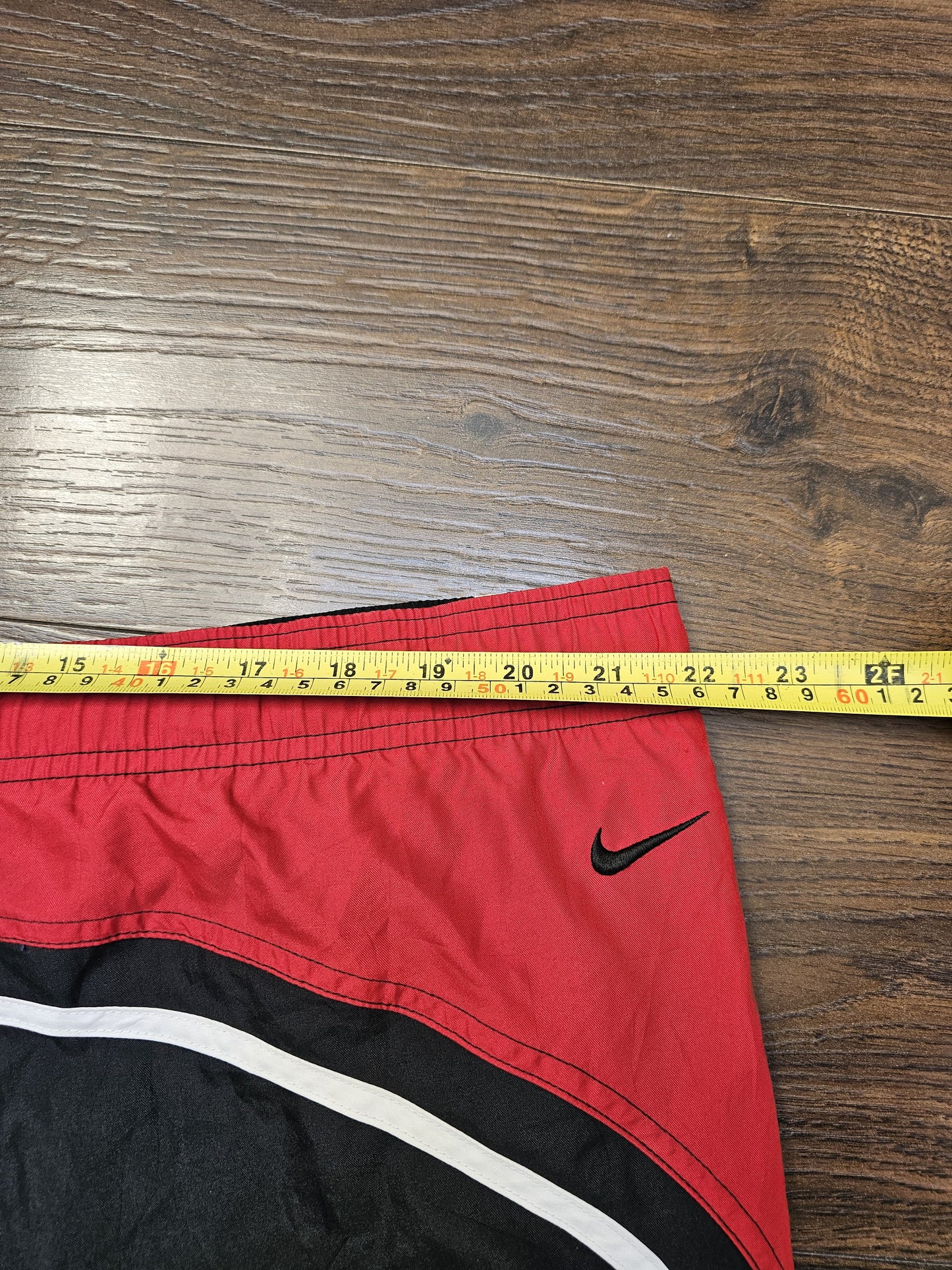 Vintage Y2K 2000's Nike Black/Red Lined Shorts - XXL/XXXL