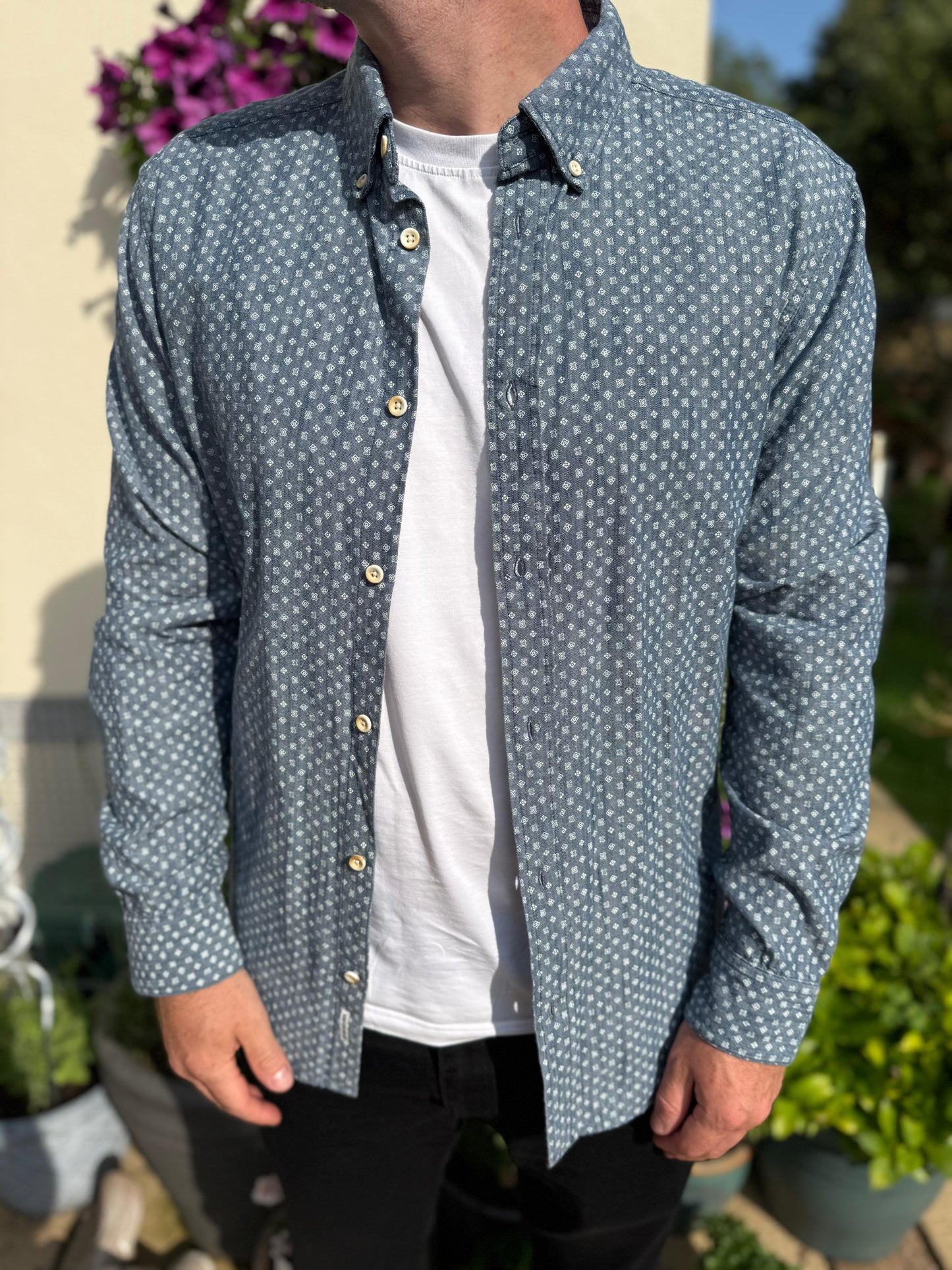 Quiksilver Modern Fit Long Sleeve Button Up Shirt - L/Large
