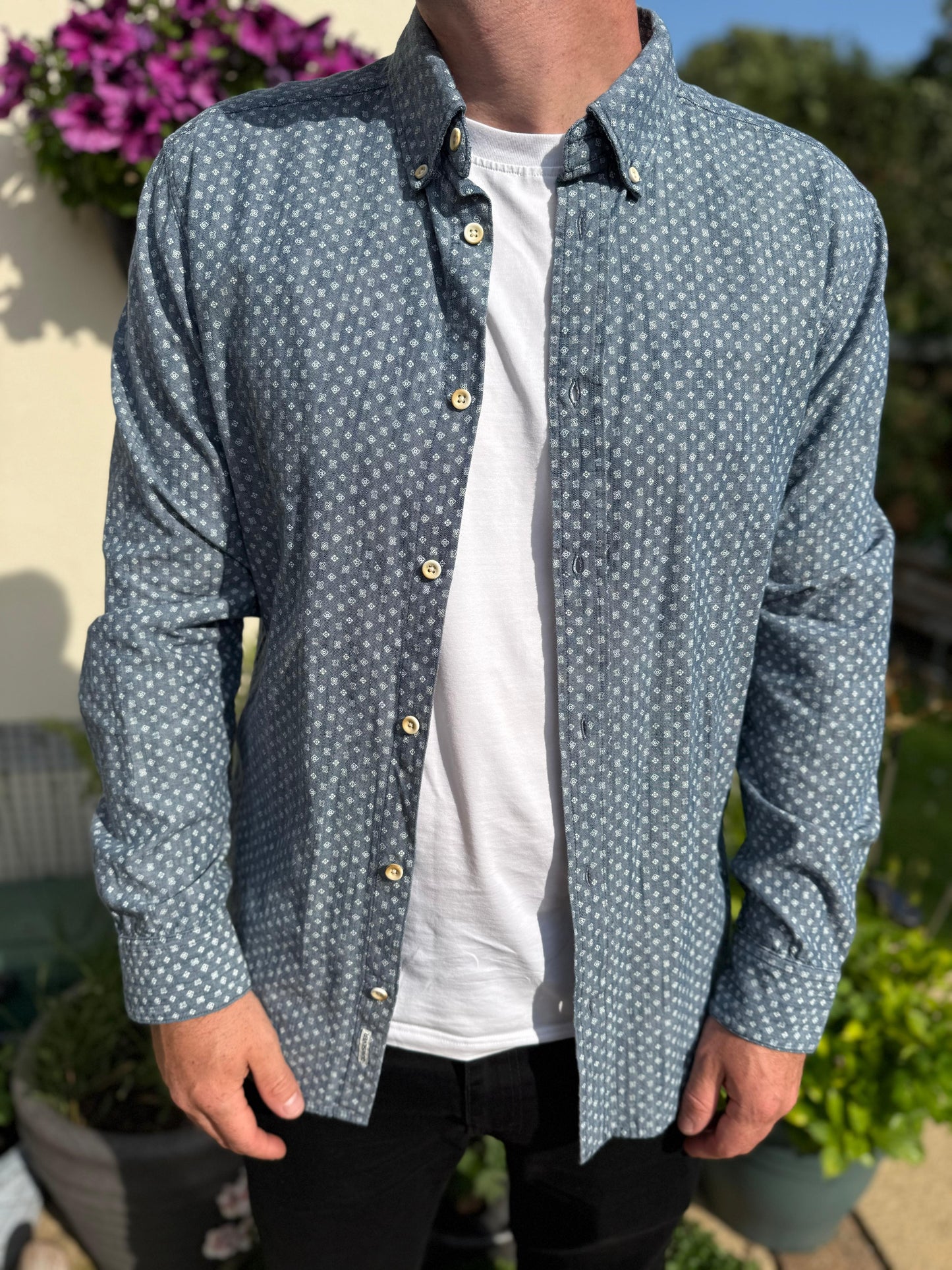 Quiksilver Modern Fit Long Sleeve Button Up Shirt - L/Large