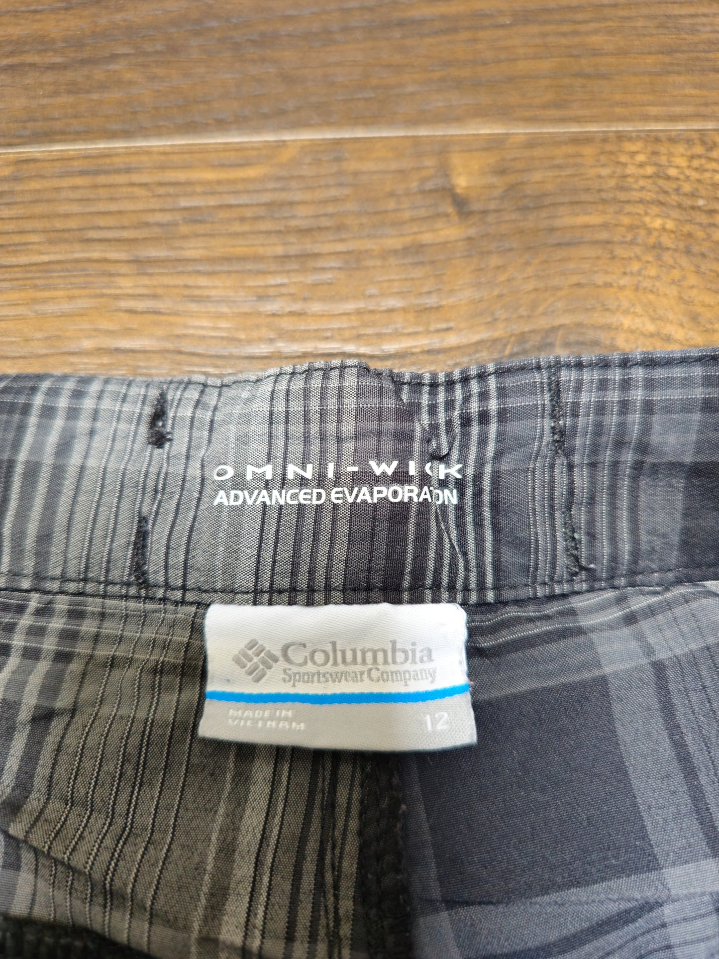 Womens Columbia Omni-Wick Grey/Black Checkered Shorts - 12 - W36/L4