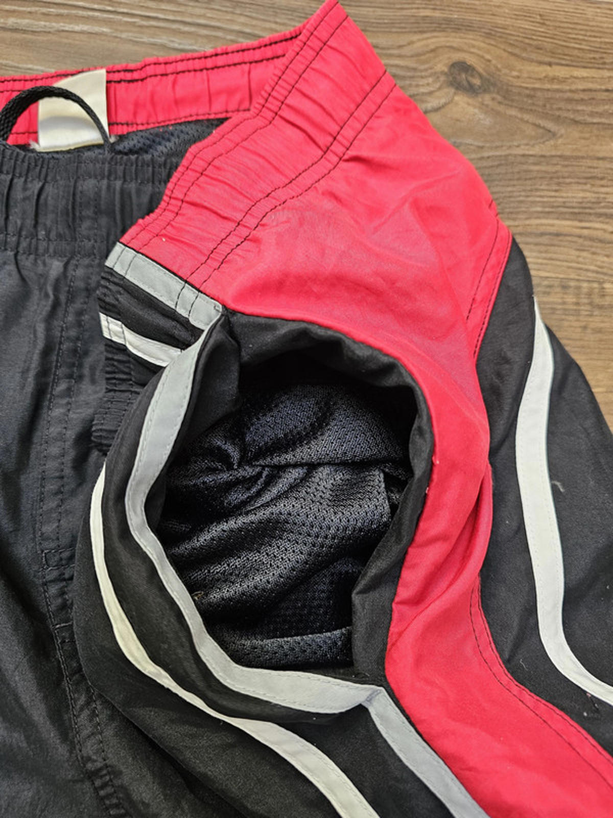 Vintage Y2K 2000's Nike Black/Red Lined Shorts - XXL/xxxL  Gym Swim