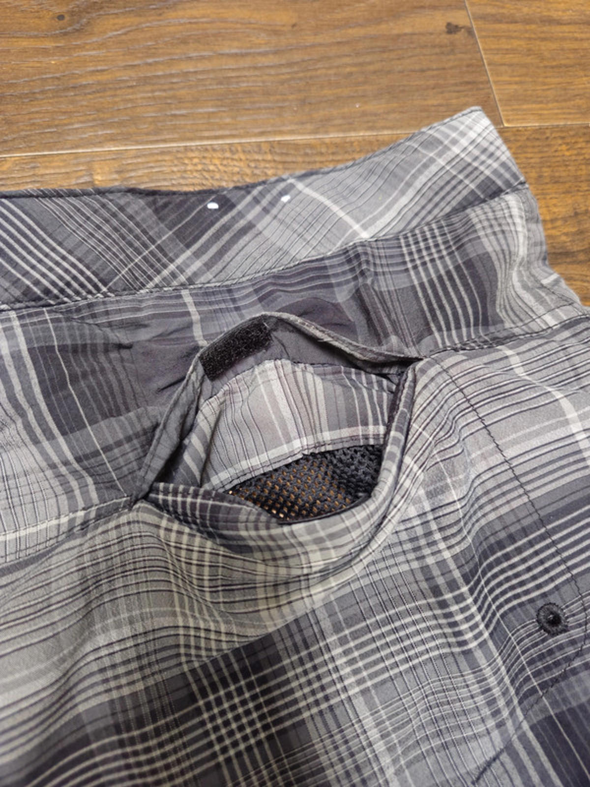 Womens Columbia Omni-Wick Grey/Black Checkered Shorts - 12 - W36/L4