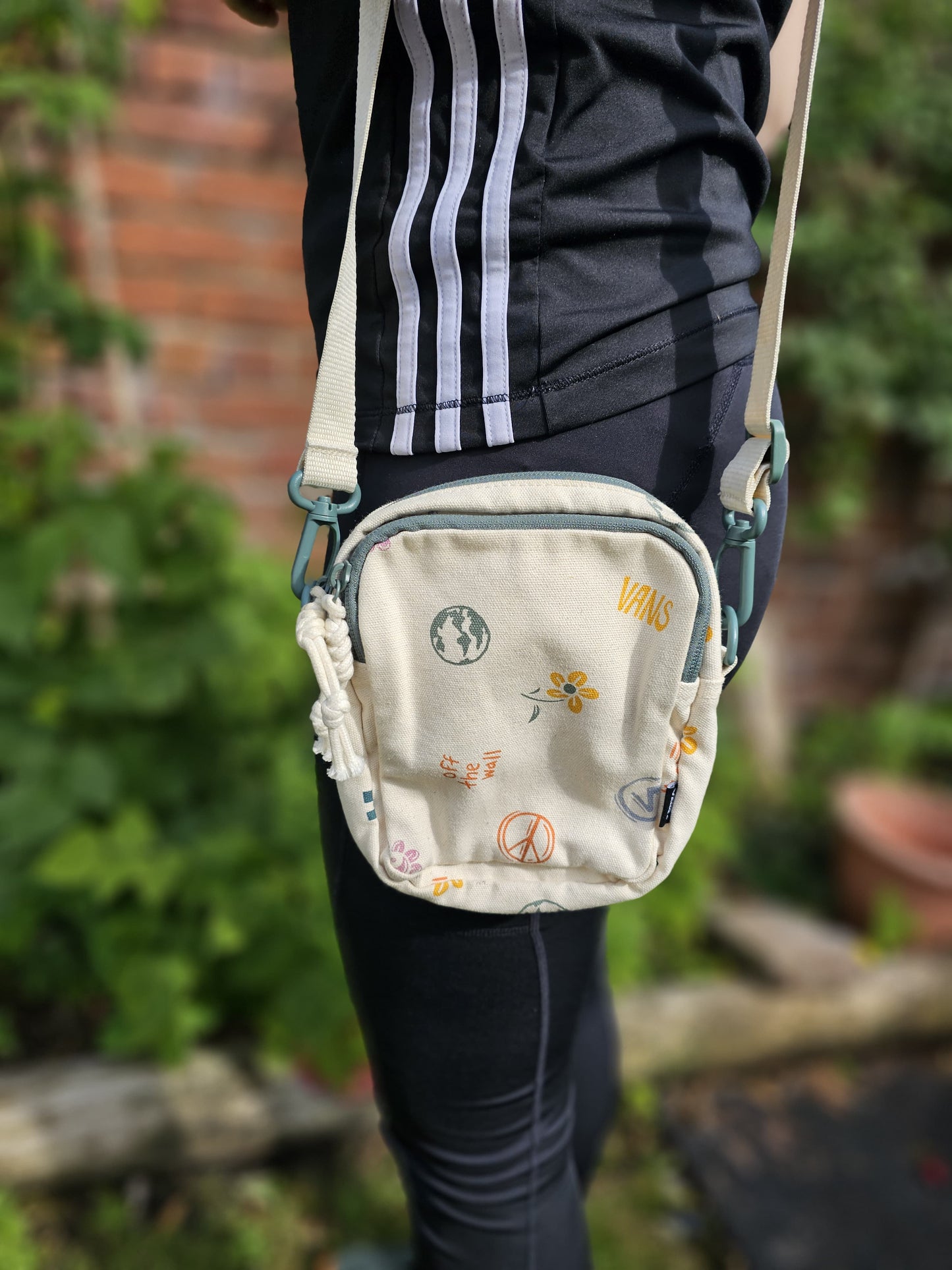 Vans Off The Wall 'In our hands' Cross Body Peace World Floral - Small