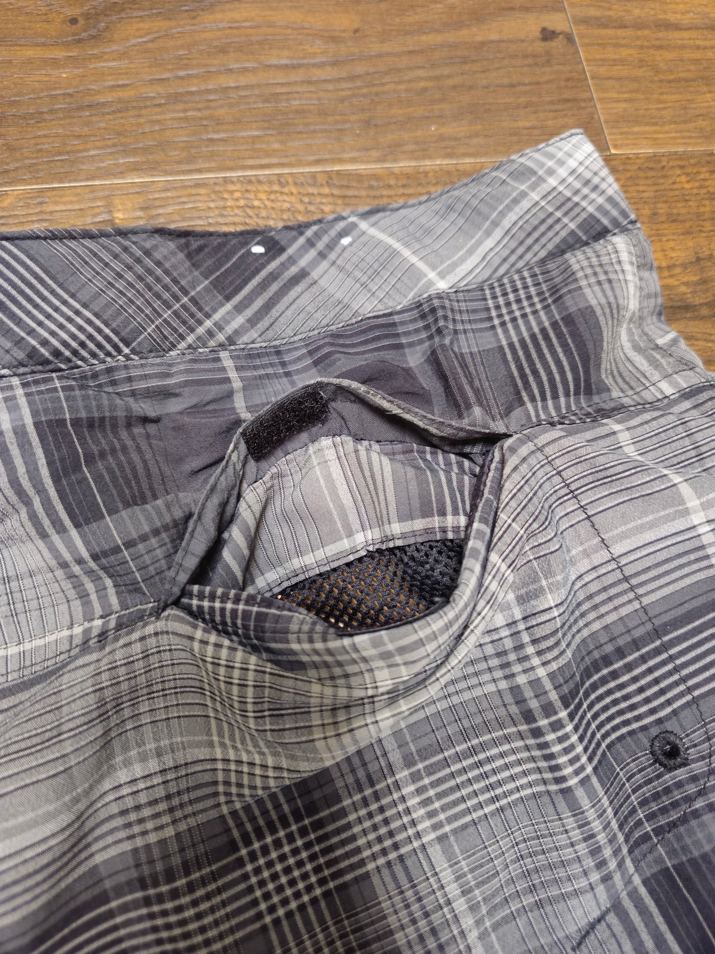 Womens Columbia Omni-Wick Grey/Black Checkered Shorts - 12 - W36/L4