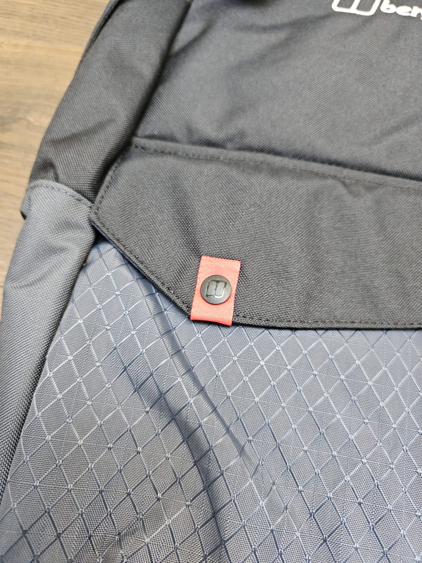 Berghaus Black/Grey Backpack Rucksack M/Medium/25L - NWT - Unisex Hike Walk PE School Uni Gym