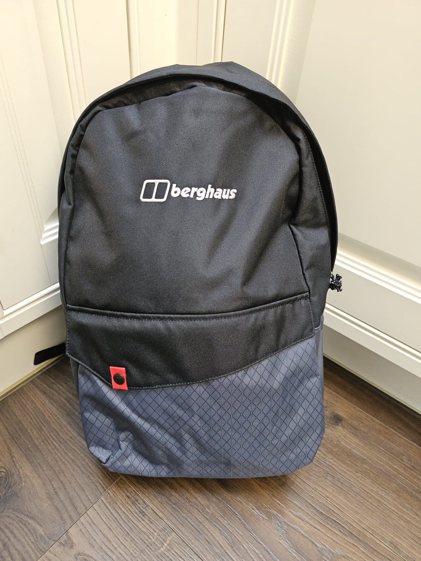 Berghaus Black/Grey Backpack Rucksack M/Medium/25L - NWT - Unisex Hike Walk PE School Uni Gym