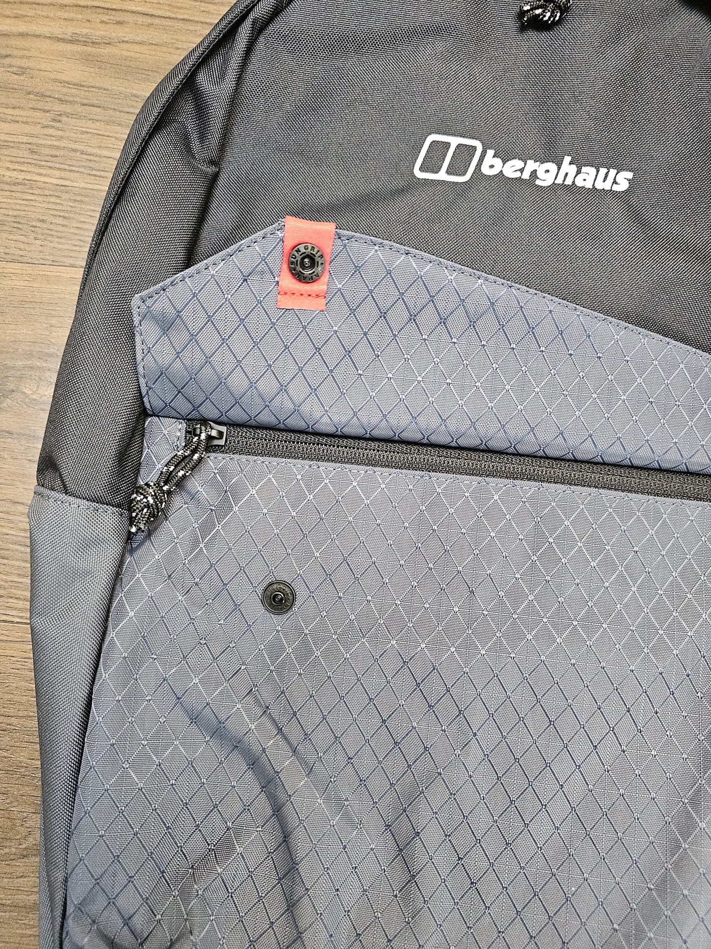 Berghaus Black/Grey Backpack Rucksack M/Medium/25L - NWT - Unisex Hike Walk PE School Uni Gym