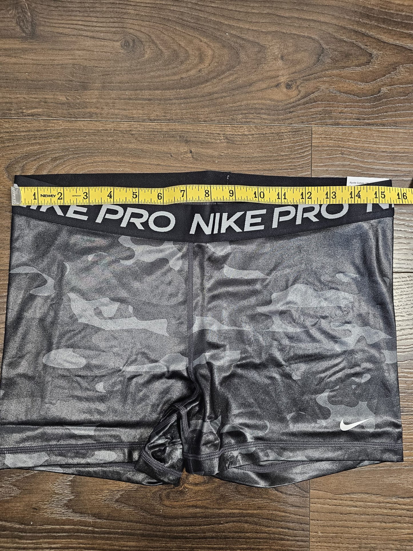 Nike Pro Training Dri-Fit Womens Booty Shorts - L/Large - Camo