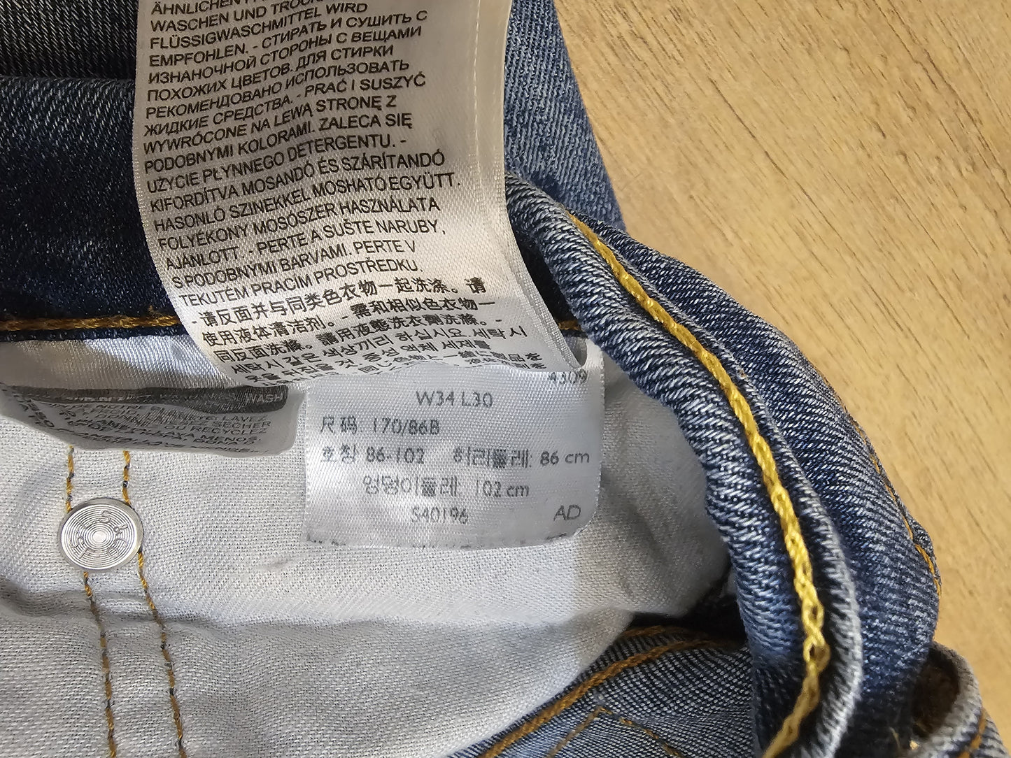 Levi's Blue Ripped Jeans 504 Straight Fit - W35/28L