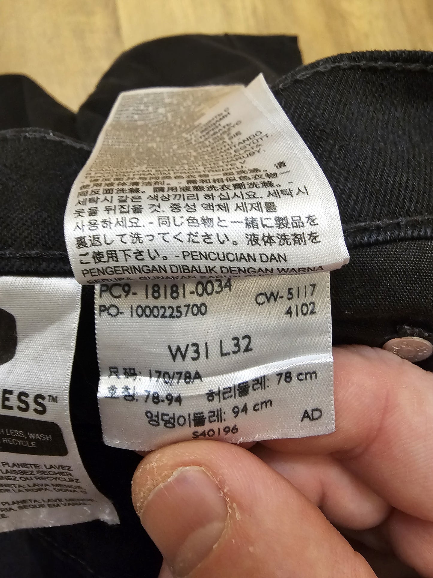 Levi's Black Jeans Athletic Taper Fit  - W32/28L
