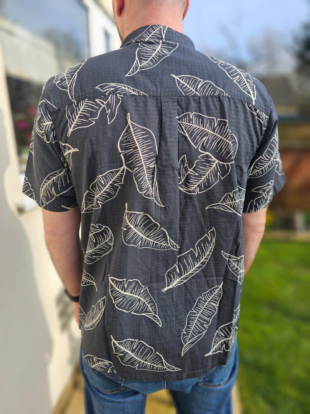 Passenger Men's Short Sleeve Pattern Leaf Print Adventure Shirt - L/Large