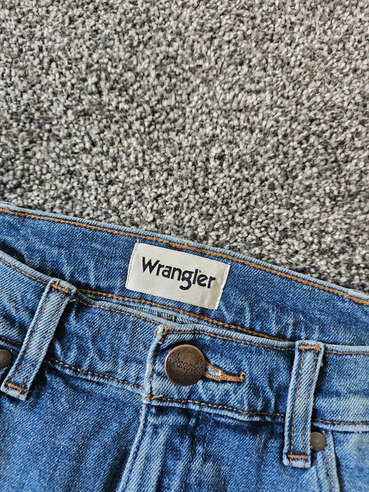 Wrangler Men's Larston 812 Slim Tapered Light Blue Wash Denim Jean's - 30/32