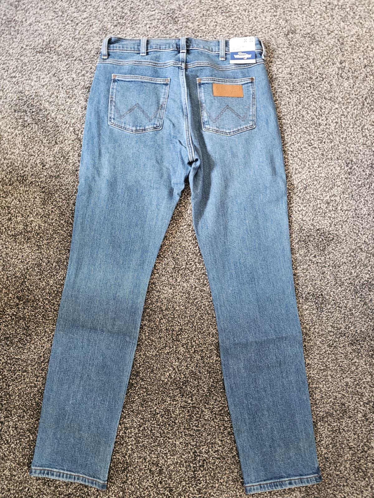 Wrangler Men's Larston 812 Slim Tapered Light Blue Wash Denim Jean's - 30/32