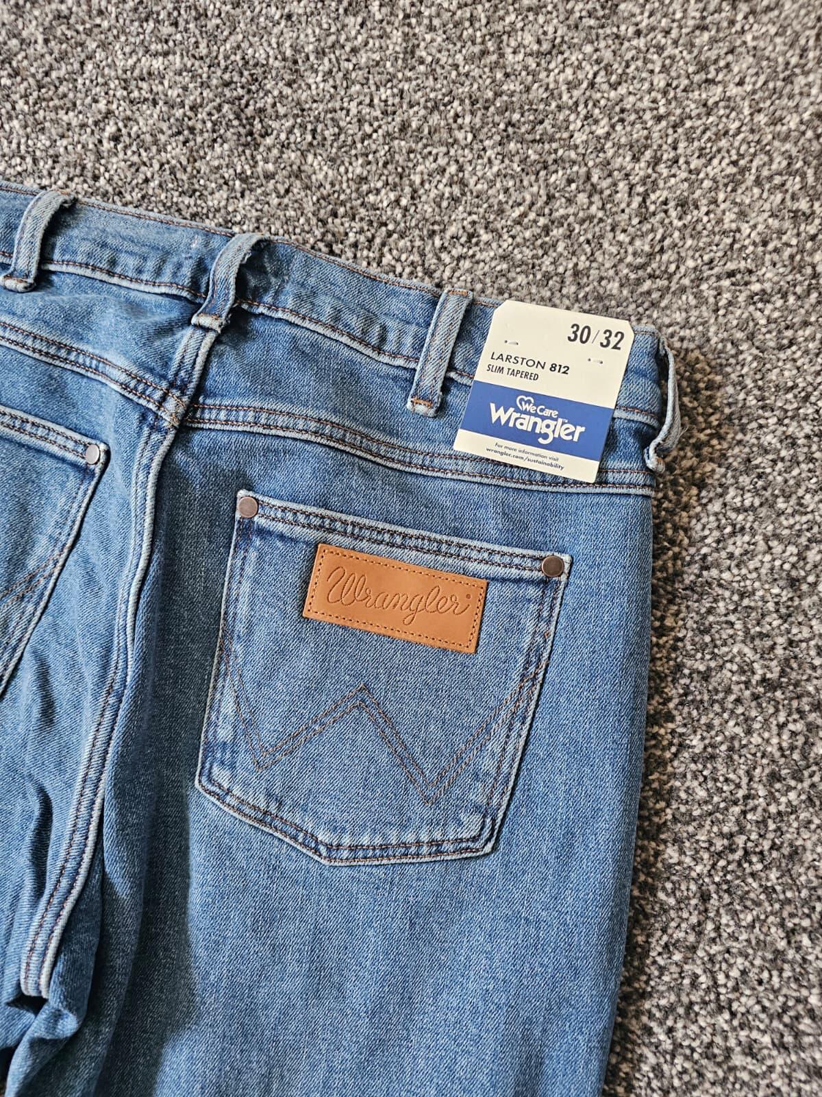 Wrangler Men's Larston 812 Slim Tapered Light Blue Wash Denim Jean's - 30/32