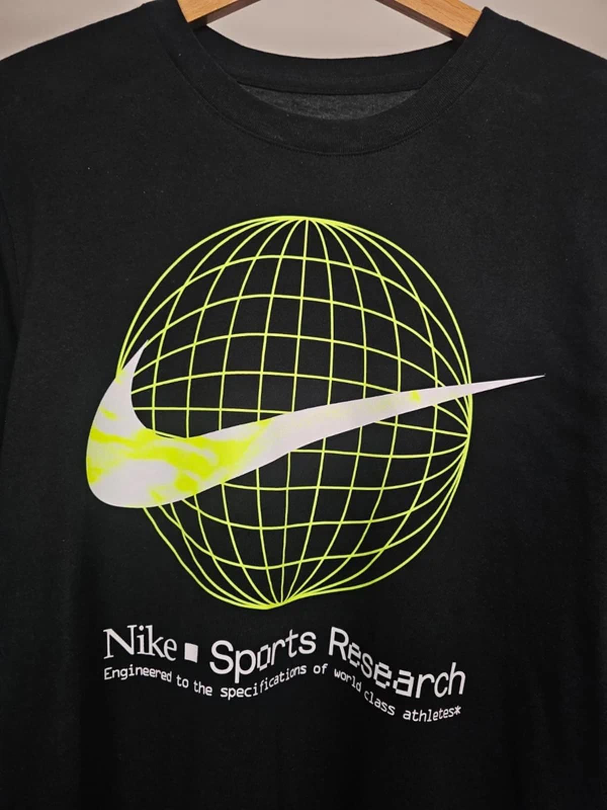 Nike Men's Dri-Fit Short Sleeve World Sports Research Print Top/T-Shirt - M/Medium