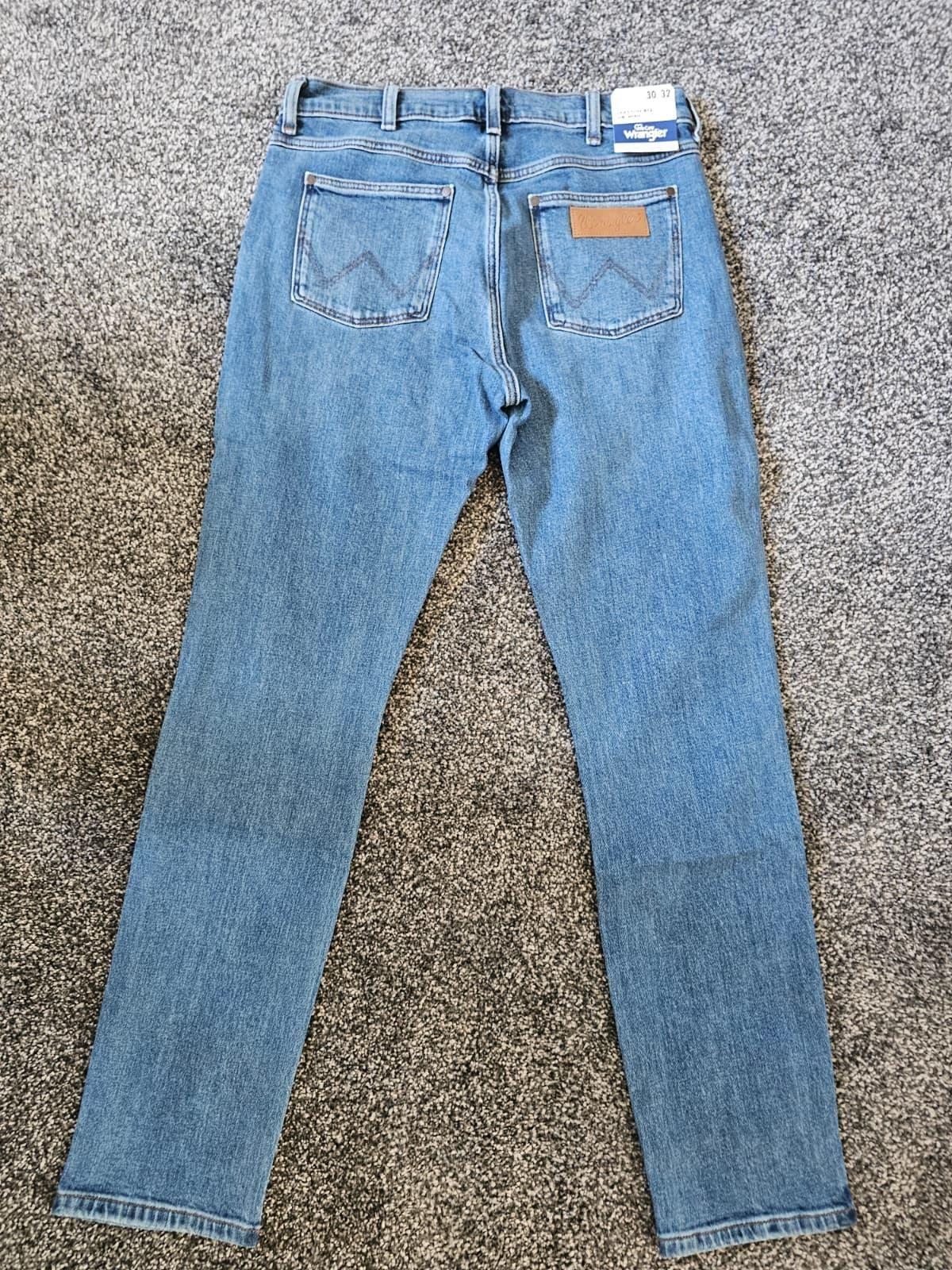 Wrangler Men's Larston 812 Slim Tapered Light Blue Wash Denim Jean's -30/32  NWT